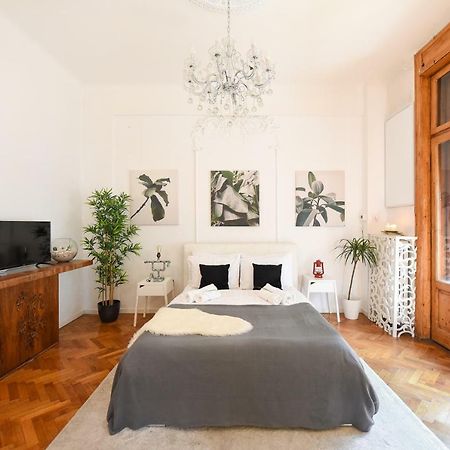 Appartamento Love.Travel.Explore ♥️Apt W/ Balcony In Old Town Bucarest Esterno foto