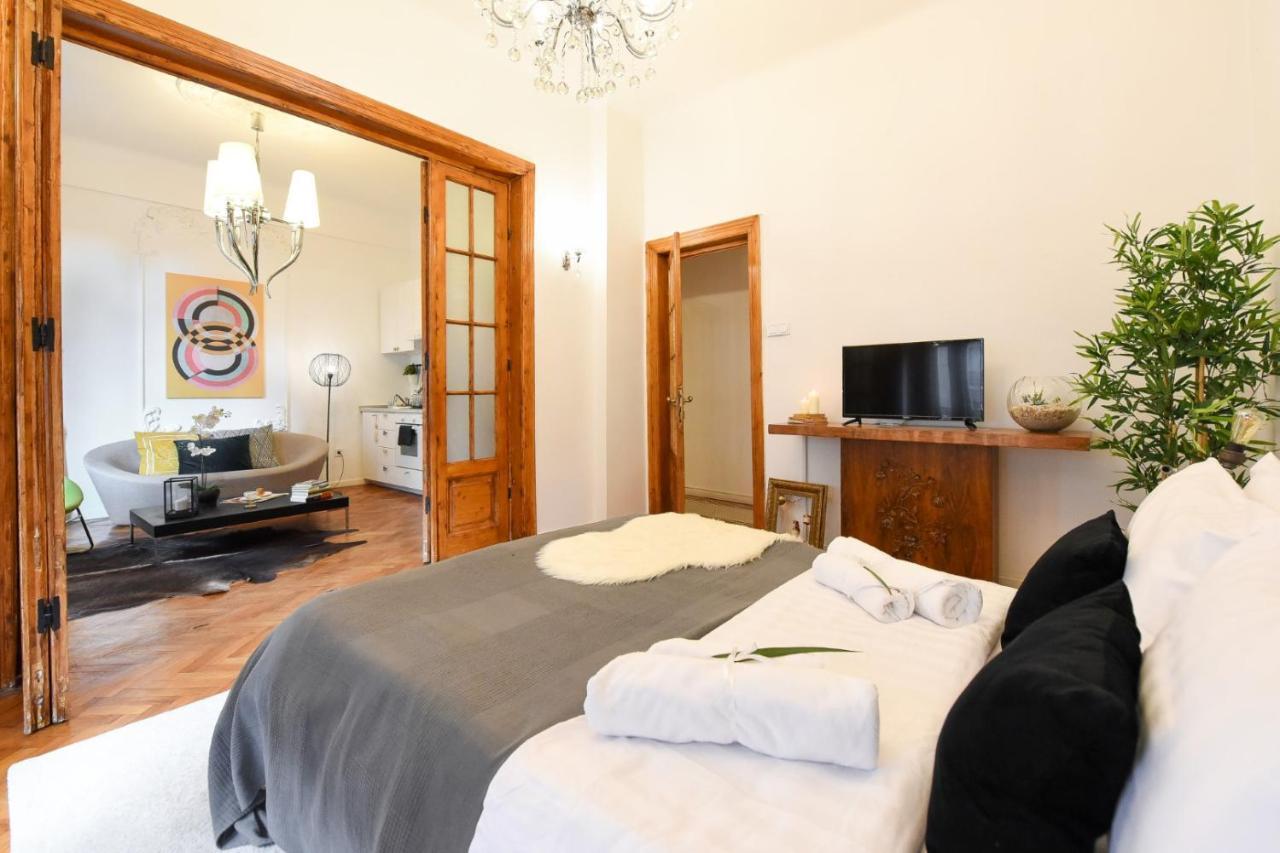 Appartamento Love.Travel.Explore ♥️Apt W/ Balcony In Old Town Bucarest Esterno foto