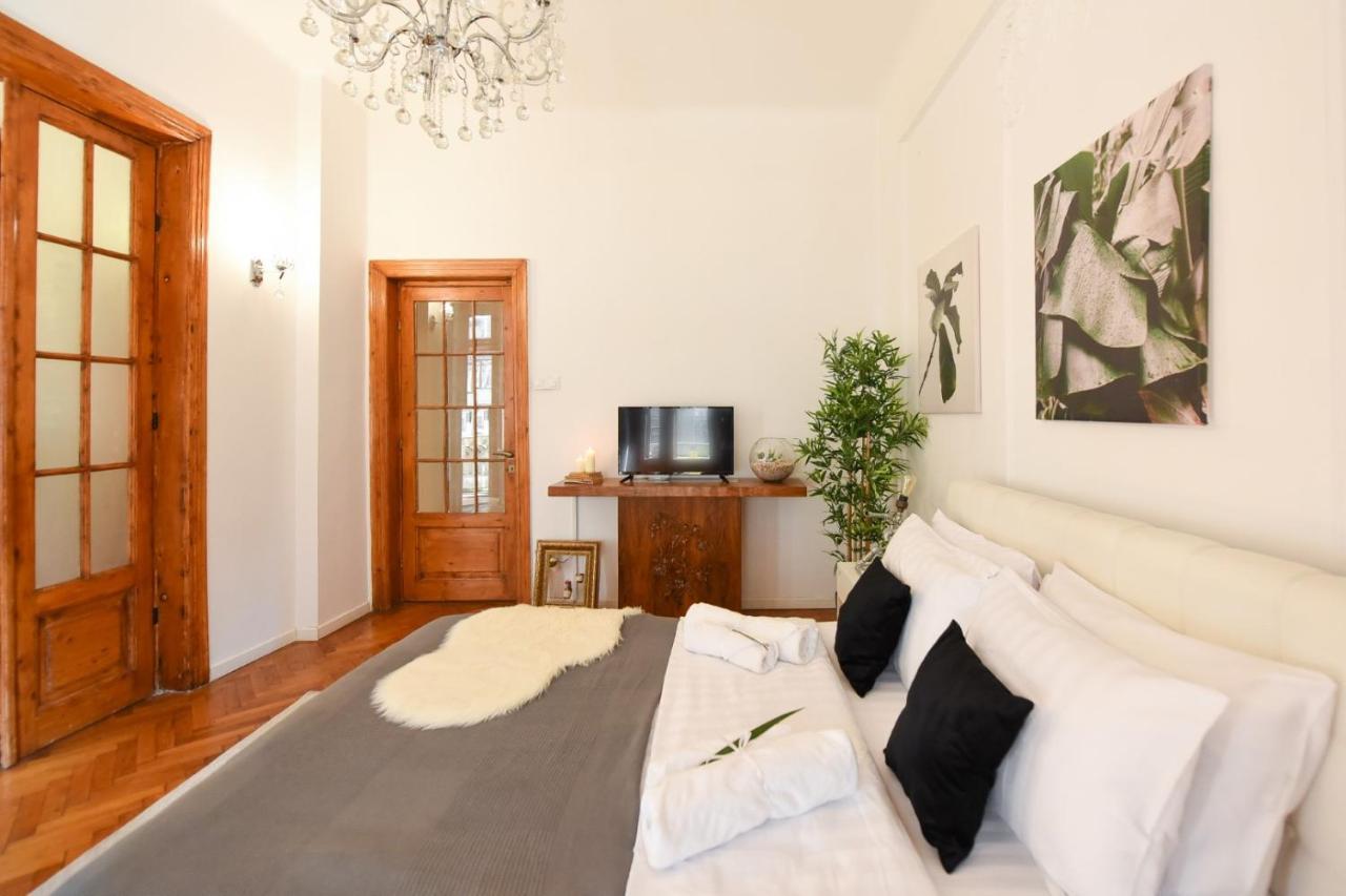 Appartamento Love.Travel.Explore ♥️Apt W/ Balcony In Old Town Bucarest Esterno foto