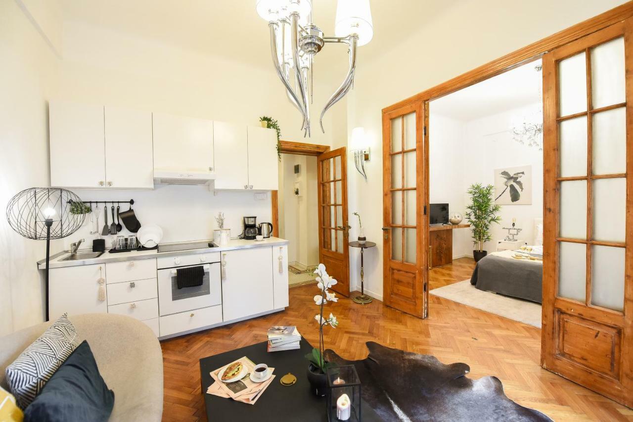 Appartamento Love.Travel.Explore ♥️Apt W/ Balcony In Old Town Bucarest Esterno foto